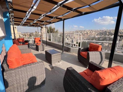 een balkon met banken en uitzicht op de stad bij B Beitna in Amman
