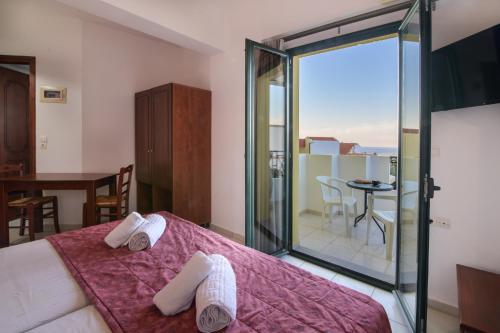 Un pat sau paturi într-o cameră la Ariadni Palace Apartments