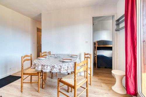 une salle à manger avec une table et des chaises et une chambre dans l'établissement Le Cocon des 3 Domaines - Appt pour 4, à Ax-les-Thermes