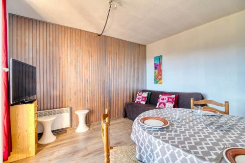 阿克斯莱泰尔姆Le Cocon des 3 Domaines - Appt pour 4的带床和沙发的客厅