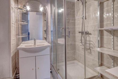 阿克斯莱泰尔姆Le Cocon des 3 Domaines - Appt pour 4的带淋浴、水槽和浴缸的浴室