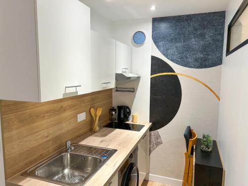 une cuisine avec un évier et un plan de travail dans l'établissement Air-Conditioned Apart 10 Pers,40min Paris, Orly 20min, Disneyland 40min, à Saint-Pierre-du-Perray