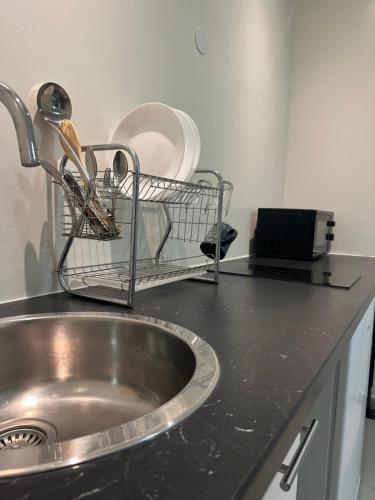 una encimera con fregadero y una cesta. en Appartement beau livry, en Livry-Gargan