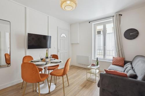 un salon avec une table et un canapé dans l'établissement 863 Suite Hortensia - Superbe Appartement, à Montreuil