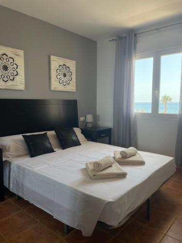 Postel nebo postele na pokoji v ubytování Casa Manila Primera línea de playa Mojácar
