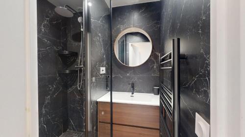 une salle de bain avec un lavabo et un miroir dans l'établissement 173 Suite Eiffel - Superb apartment in Paris., à Paris