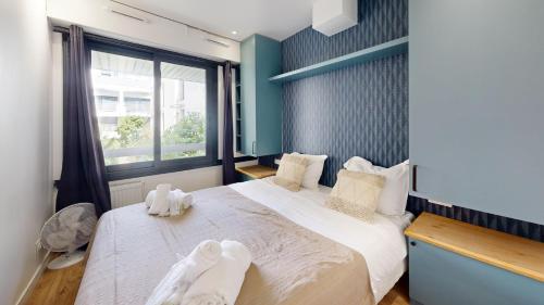 une chambre avec un grand lit avec des serviettes dessus dans l'établissement 173 Suite Eiffel - Superb apartment in Paris., à Paris