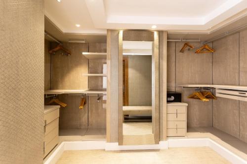 una cabina armadio con una grande porta a vetri di Radisson Blu Hotel & Convention Center, Tunis a Tunisi