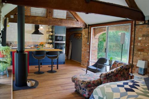 un soggiorno con divano e piano cottura di The Hornbill at Home Farm Shropshire a Shrewsbury