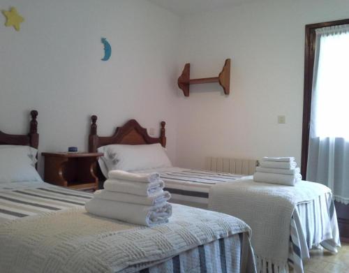a room with two beds with white towels on them at Apartamento Rural Juana in Alles