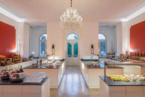 uma cozinha grande com bancadas e um lustre em Villa Seilern Vital Resort em Bad Ischl
