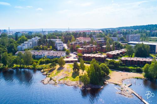 タンペレにあるCozy apartment near centrum, free parkingの水の横の街の空中