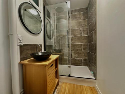 une salle de bain avec un lavabo et une douche dans l'établissement Sydney - studio avec loggia, accès direct plage, à Courseulles-sur-Mer