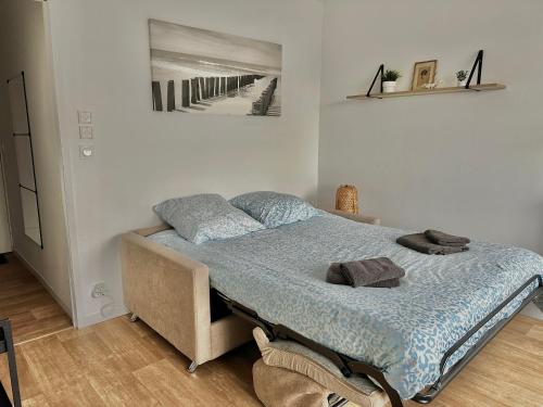 une chambre avec un lit dans une pièce dans l'établissement Sydney - studio avec loggia, accès direct plage, à Courseulles-sur-Mer