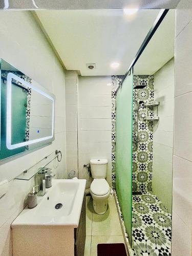a bathroom with a toilet and a shower at Apartment with AC and a nice private terrace Appartement CLIMATISÉ avec une jolie terrasse privée in Marrakech