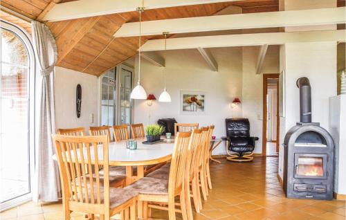 O zonă de relaxare la Lovely Home In Ringkøbing With Sauna