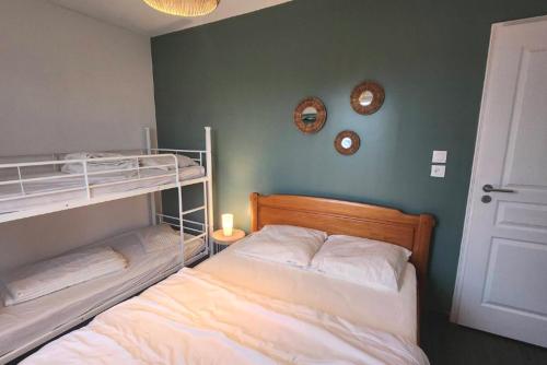 Posteľ alebo postele v izbe v ubytovaní Appartement devant la plage avec piscine