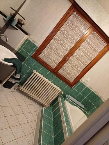 - une salle de bains revêtue de carrelage dans l'établissement la belle vue, à Cornimont