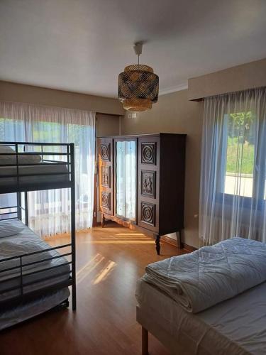 une chambre avec un lit et une grande fenêtre dans l'établissement la belle vue, à Cornimont