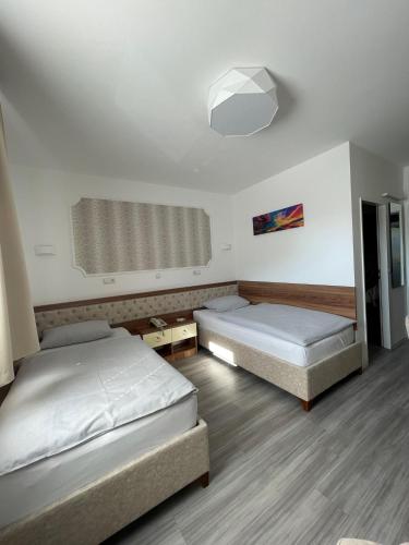 Postel nebo postele na pokoji v ubytování Hotel Rosenheim