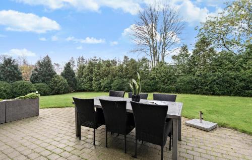 Κήπος έξω από το Awesome Home In Ulfborg With Kitchen