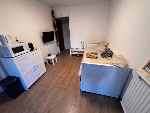 Cette petite chambre comprend un lit et un four micro-ondes. dans l'établissement Studio Silver Oaks, à La Grande Motte