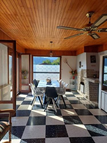 une salle à manger avec une table et une cheminée dans l'établissement Maison de la colline de pam, à Cornimont