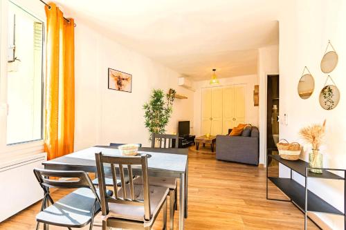 une salle à manger et un salon avec une table et des chaises dans l'établissement T2 Halles & Cathédrale - Centre historique - Clim - Wifi - Free parking sur demande, à Béziers