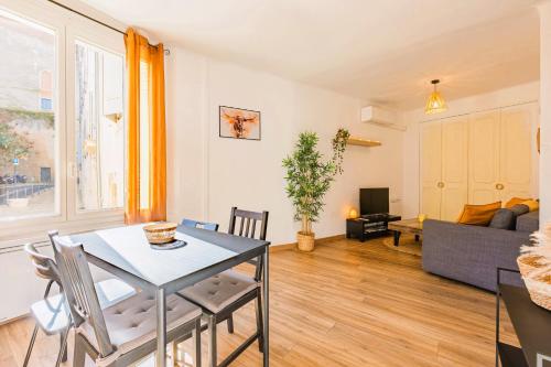 un salon avec une table, des chaises et un canapé dans l'établissement T2 Halles & Cathédrale - Centre historique - Clim - Wifi - Free parking sur demande, à Béziers