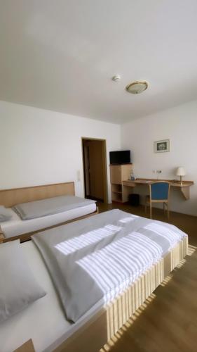Postel nebo postele na pokoji v ubytování Hotel Rosenheim