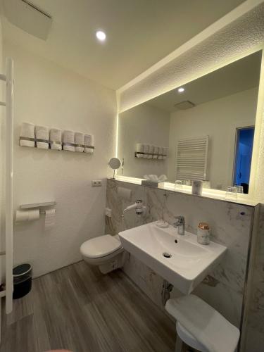Koupelna v ubytování Hotel Rosenheim
