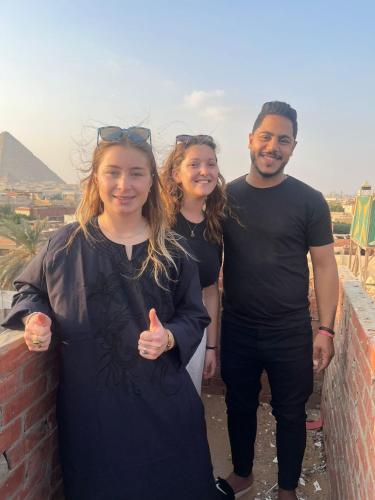 Hamza pyramids View في القاهرة: رجل وامرأة يقفان بجوار جدار