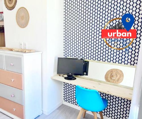 - un bureau avec un ordinateur et une chaise bleue dans l'établissement Grande chambre privée au DUPLEX DU CLOITRE MOISSAC, à Moissac