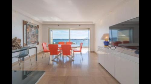 une cuisine et une salle à manger avec une table et des chaises dans l'établissement Magnifique appartement vue panoramique - Croisette, à Cannes