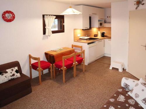 une petite cuisine avec une table et des chaises dans une pièce dans l'établissement Grand studio au coeur de la station, 4 pers, skis aux pieds - FR-1-322-308, aux Orres