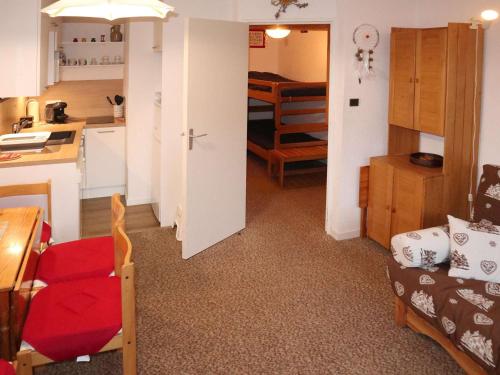 Il dispose d'une cuisine et d'un salon avec un canapé et une table. dans l'établissement Grand studio au coeur de la station, 4 pers, skis aux pieds - FR-1-322-308, aux Orres