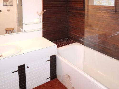 La salle de bains est pourvue d'un lavabo blanc et d'une baignoire. dans l'établissement Grand studio au coeur de la station, 4 pers, skis aux pieds - FR-1-322-308, aux Orres