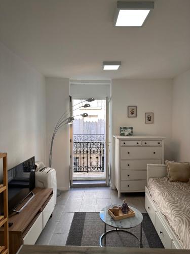 un salon avec un canapé et une table dans l'établissement Studio charmant Cocon des Poètes non fumeur quartier Victor Hugo centre ville, à Béziers