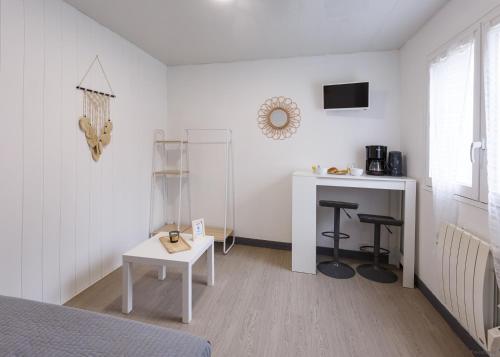 une chambre avec un lit, un bureau et une table dans l'établissement LE COSY T1 - 18 m2, à Lhommaizé