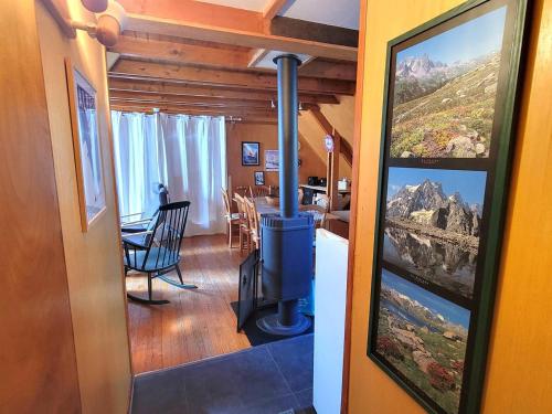 - un salon avec vue sur la montagne dans l'établissement Chalet cosy 9 pers. avec balcon Sud, poêle à bois, Wi-Fi, proche pistes - Saint-Michel-de-Chaillol - FR-1-393-143, à Saint-Michel-de-Chaillol