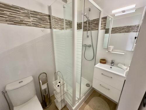 une salle de bain avec une douche, des toilettes et un lavabo dans l'établissement L'Éclat Safran - Royal Luxembourg, à Nice