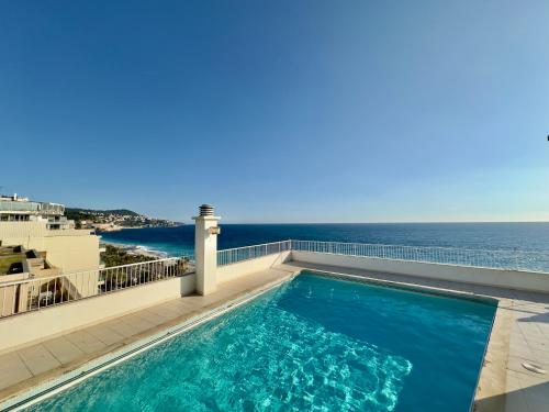 - une piscine sur un balcon donnant sur l'océan dans l'établissement L'Éclat Safran - Royal Luxembourg, à Nice
