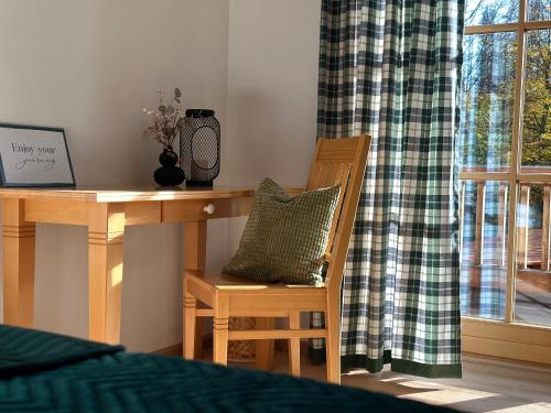 a bedroom with a desk and a chair with a pillow at Zwieslerwaldhaus4 in Lindberg