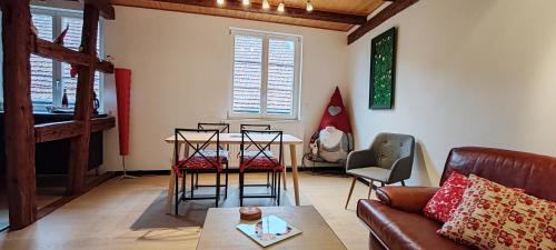 un salon avec un canapé et une table dans l'établissement Gite Ia Grenouille, à Sélestat