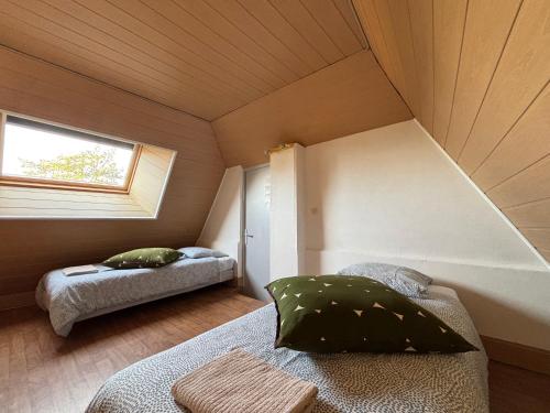 Postel nebo postele na pokoji v ubytování Rivage Maison spacieuse 10 p 5 chambres 2 sdb 2 WC tout confort avec jardin, belle terrasse aménagée, parking privatif, à 3km d'Omaha Beach et Port en Bessin