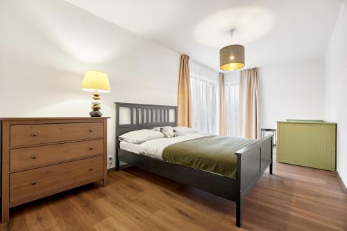 sypialnia z łóżkiem, komodą i oknem w obiekcie Bellevue Keilberg by Mountain ways w mieście Loučná pod Klínovcem