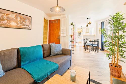 un salon avec un canapé et une table dans l'établissement T2 Cathédrale & Torre Ventosa - Central - Clim - Wifi - Balcon - Free parking sur demande, à Béziers