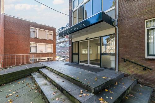 un bâtiment avec des marches devant un bâtiment dans l'établissement Mi casa su casa, à Schiedam