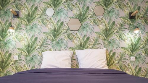 une chambre avec une fresque murale de palmiers dans l'établissement Studio Danton - Sainte-Savine - 2 pers, à Sainte-Savine