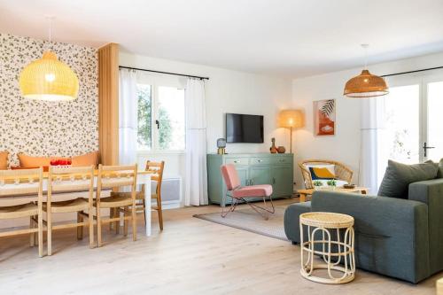 un salon avec un canapé et une salle à manger dans l'établissement Villa Bruyère à deux pas de la plage PYLA SUR MER, à La Teste-de-Buch